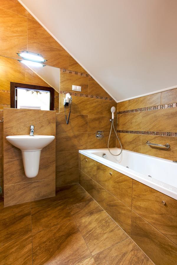 Hotel Roza Kamieniec Wroclawski 外观 照片
